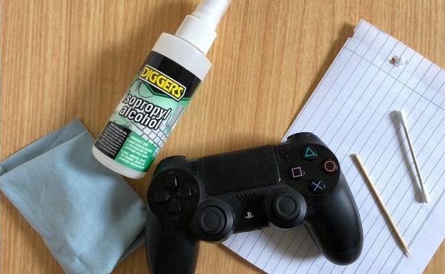 آموزش تصویری نحوه تمیز کردن دسته کنسول PS4 و PS5